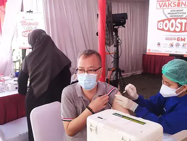 Peserta saat vaksinasi booster di Kantor Bank DKI Kantor Layanan Juanda, Jakarta (5/3/2022). Sentra Vaksinasi Booster yang digelar di 2 tempat  terbuka untuk masyarakat umum yang telah mendaftar via Jaki ataupun secara walk in. (Liputan6.com/HO/BDKI)