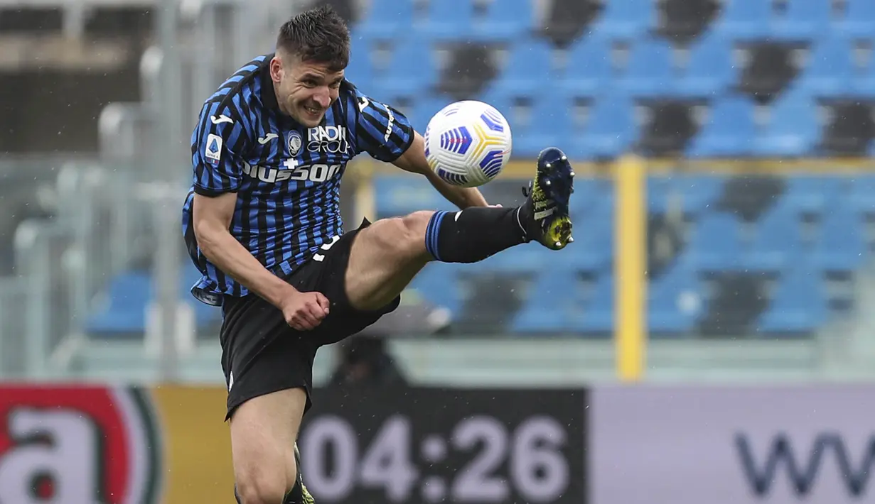Pemain Atalanta, Berat Djimsiti, mengontrol bola saat melawan Juventus pada laga Liga Italia di Stadion Atleti Azzurri d'Italia, Minggu (18/4/2021). Atalanta menang dengan skor 1-0. (Stefano Nicoli/LaPresse via AP)