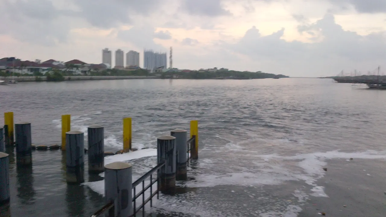 Giant Sea Wall
