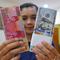 Petugas menunjukkan mata uang dolar dan mata uang rupiah di penukaran uang di Jakarta, Rabu (9/11). Nilai tukar rupiah terhadap dolar Amerika Serikat (AS) pada saat jeda siang ini kian terpuruk di zona merah. (Liputan6.com/Angga Yuniar)