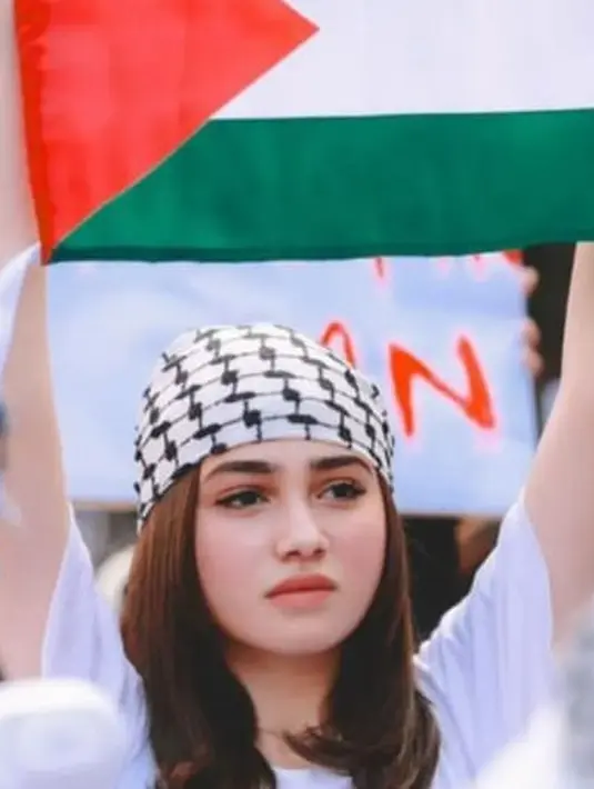 Tak hanya bicara, Syifa Hadju langsung turun kejalan untuk demo membela Palestina. Beberapa potretnya dirinya pun diunggah ke media sosialnya. [@syifahadju]