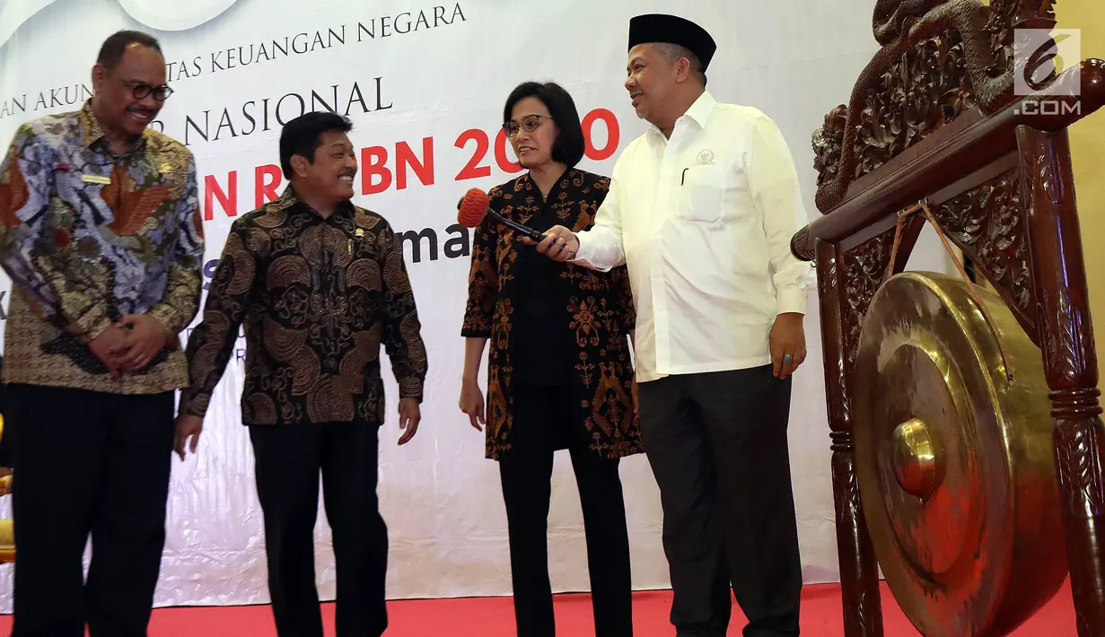 Wakil Ketua DPR Fahri Hamzah bersama Menteri Keuangan Sri Mulyani saat membuka Seminar Nasional Nota Keuangan RAPBN 2020 : Mengawal Akuntabilitas Penerimaan Negara di Kompleks Parlemen MPR/DPR-DPD, Senayan, Jakarta, Rabu (21/8/2019). (Liputan6.com/Johan Tallo)