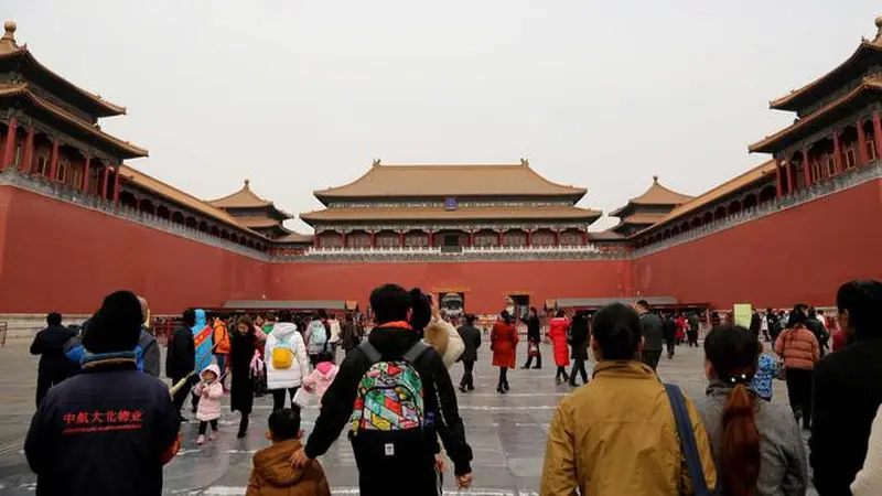 Sejumlah pengunjung berjalan di Forbidden City atau Kota Terlarang di Beijing, (7/3). Kota Terlarang, merupakan istana terisolasi kaisar Qing dan Dinasti Ming China untuk tempat wisata utama yang terletak di pusat ibu kota.