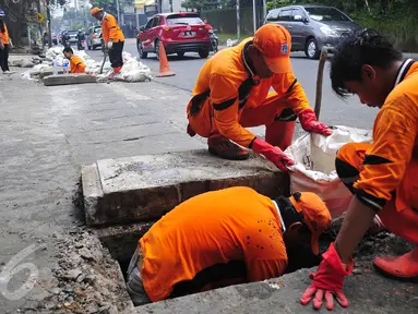 Antisipasi banjir, Pemprov DKI Jakarta rutin melakukan pengerukan saluran air di wilayah Jakarta, Selasa (3/11/2015). Gubernur Ahok memfokuskan pengerukan pada saluran air yang tertutup beton. (Liputan6.com/Yoppy Renato)