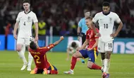 Selebrasi bek Timnas Spanyol, Dani Carvajal (tengah) bersama Dani Olmo merayakan kemenangan 2-1 atas Timnas Inggris usai berakhirnya laga final Euro 2024 di Olympiastadion, Berlin, Jerman, Minggu (14/7/2024).  (AP Photo/Frank Augstein)