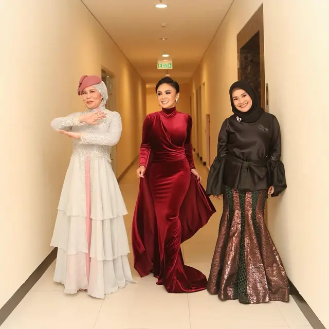 7 Potret Yuni Shara saat Pakai Gaun Slim Fit, Curi Perhatian