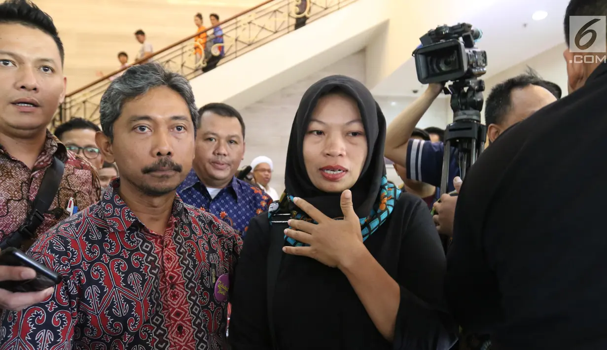 Terpidana kasus pelanggaran UU ITE, Baiq Nuril Maknun didampingi tim kuasa hukumnya mendatangi Kantor Staf Presiden di Kompleks Istana Kepresidenan, Senin (15/7/2019). Kedatangan Baiq Nuril untuk menyerahkan surat pengajuan amnesti ke Presiden Joko Widodo (Jokowi). (Liputan6.com/Angga Yuniar)