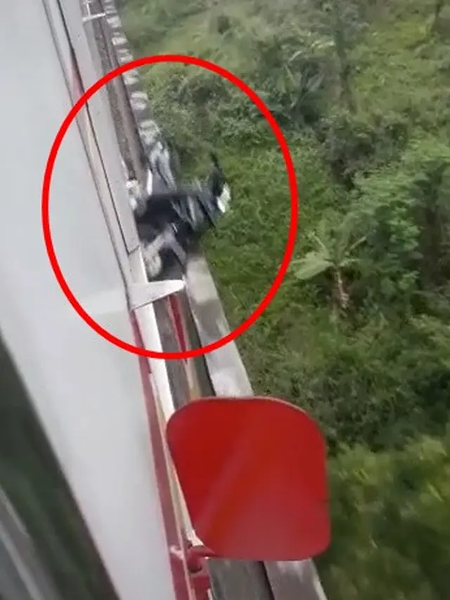 Viral Pemotor Terobos Jembatan Rel Kereta Api, Hampir Terlindas