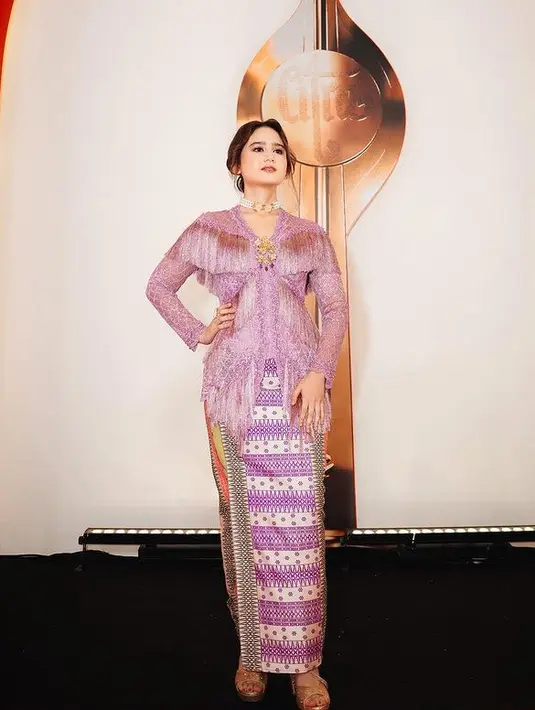 Tissa Biani yang berperan sebagai Rukayah tampil dengan kebaya warna ungu dipadukan bawahan kain warna serasi. [@tissabiani]