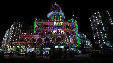 Sebuah masjid dihiasi dengan lampu-lampu untuk menyambut Maulid Nabi Muhammad SAW di Karachi, Pakistan, Jumat, 13 September 2024. (AP Photo/Fareed Khan)