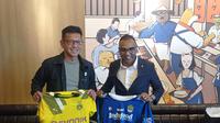 Direktur Persib Bandung, Teddy Tjahjono (kiri) berfoto bersama perwakilan Borussia Dortmund. (Bola.com/Erwin Snaz)