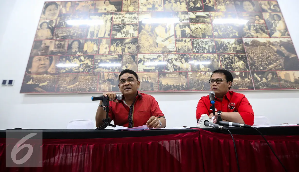 Ketua DPP PDIP Andreas Hugo Perreira (kiri) memberikan keterangan kepada awak media terkait peringatan HUT ke-44 Partai PDI Perjuangan di Gedung DPP PDIP, Jakarta, Senin (9/1). (Liputan6.com/Faizal Fanani)
