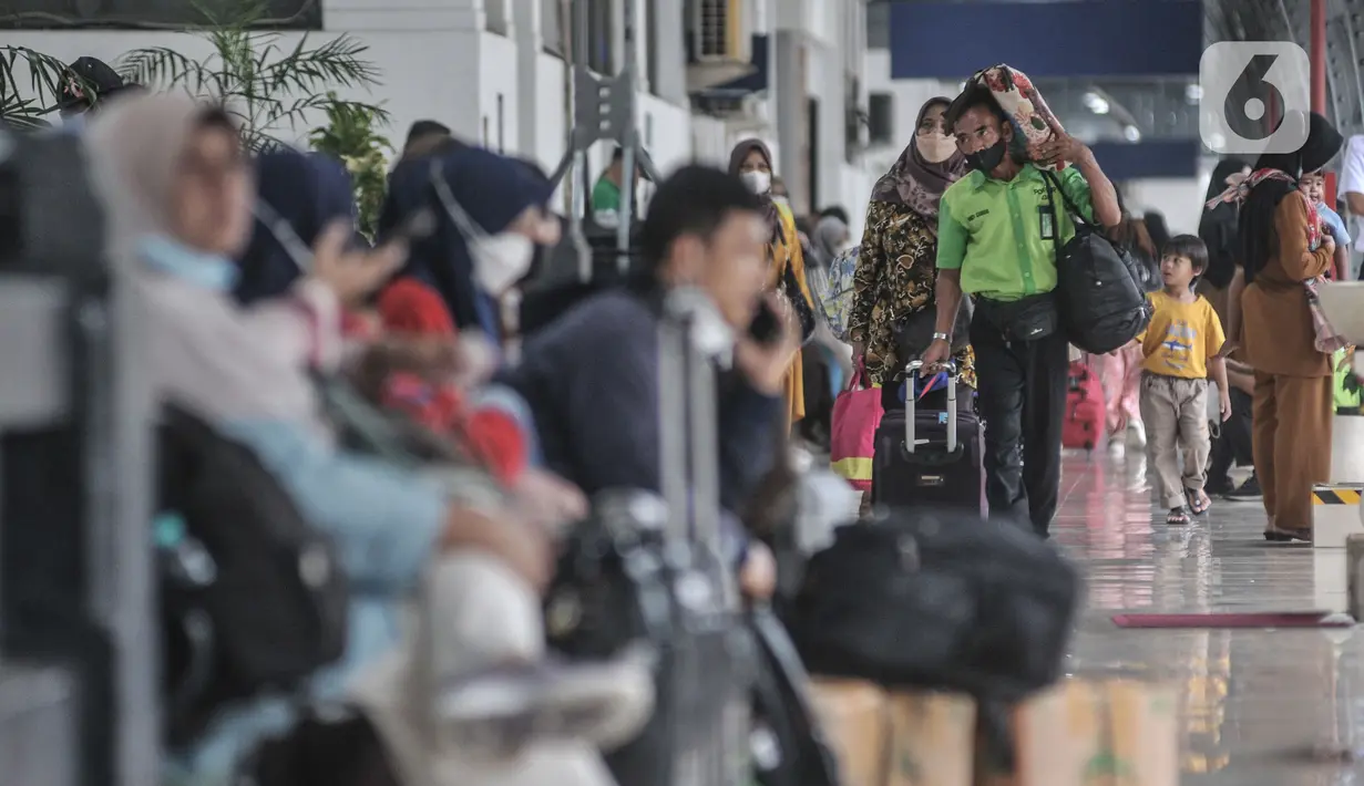 Seorang porter membawa barang penumpang di Stasiun Pasar Senen, Jakarta, Kamis (22/12/2022). PT KAI mencatat per Kamis 22 Desember 2022 terdapat sekitar 13 ribu penumpang berangkat dari Stasiun Gambir dengan layanan operasional 34 perjalanan KA. Untuk Stasiun Pasar Senen terdapat sekitar 16 ribu penumpang berangkat dengan layanan operasional 32 perjalanan KA. (merdeka.com/Iqbal S. Nugroho)