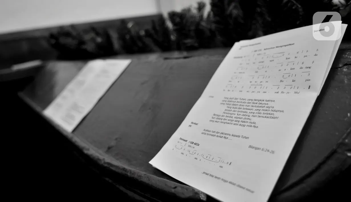 Buku nyanyian doa tegeletak di meja jemaat di Gereja Tugu, Semper, Jakarta, Selasa (24/12/2019). Meski gereja Protestan, ciri khas Katolik masih melekat pada Gereja Tugu. (merdeka.com/Iqbal Nugroho)