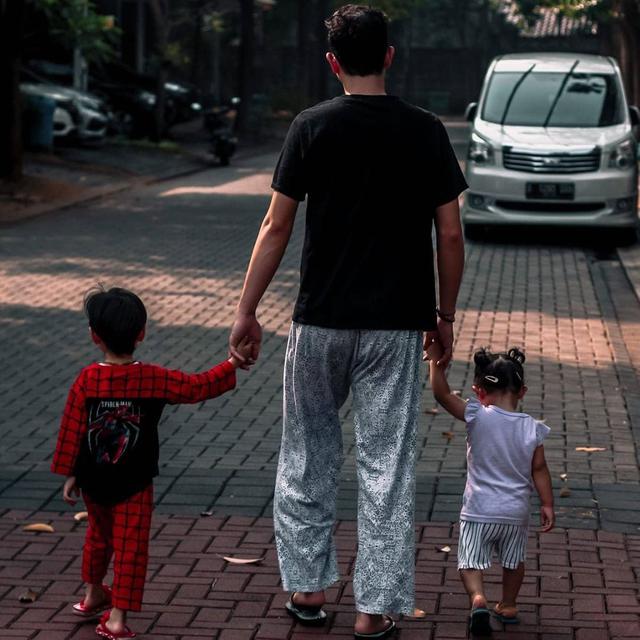 Kerap Berperan Antagonis, Ini 6 Potret Hangat Donny Michael Momong Anak