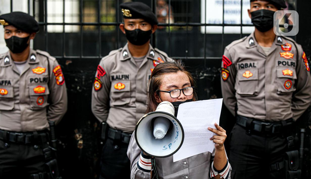 Seorang buruh migran berorasi di depan polisi saat menggelar aksi di depan Kedutaan Besar Malaysia, Jakarta, Selasa (9/8/2022). Mereka menuntut pemerintah Malaysia melakukan perbaikan dan menghentikan berbagai praktik kejam di dalam pusat tahanan imigrasi. (Liputan6.com/Faizal Fanani)