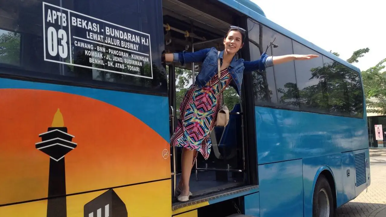Begini Raisa Kalau Jadi Kernet Bis