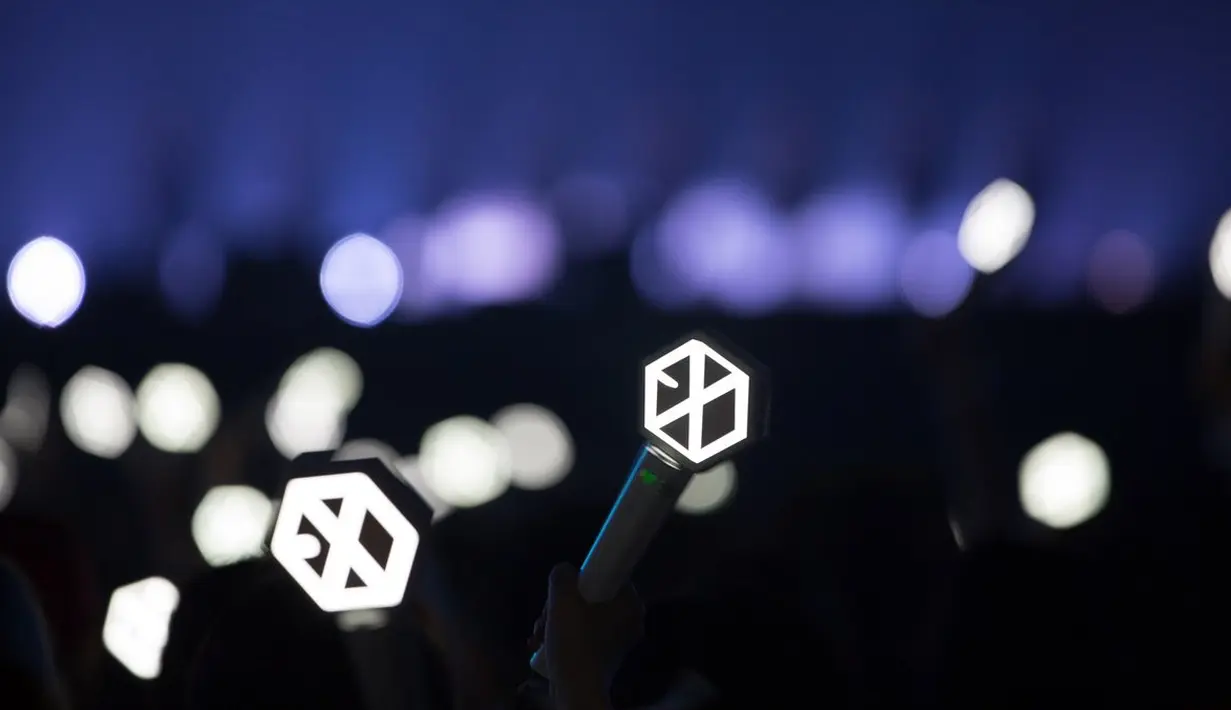 Momen itu bermula saat Kai mengungkapkan rasa terima kasih kepada orangtuanya. Cowok berwajah tampan ini mengaku jika dirinya bisa jadi idol karena didukung oleh kedua orangtuanya. (Foto: twitter.com/weareoneEXO)