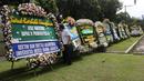 Penampakan karangan bunga ucapan duka cita untuk Probosutedjo yang dipajang di Jalan Diponegoro, Jakarta, Senin (26/3). Probosutedjo meninggal dunia pada usia 87 tahun. (Liputan6.com/Arya Manggala)