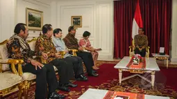 Presiden Joko Widodo (kiri) bertemu anggota Dewan Pertimbangan Presiden (Wantimpres) di Kantor Presiden Kompleks Istana Kepresidenan Jakarta, Rabu (1/4/2015). (Liputan6.com/Faizal Fanani)