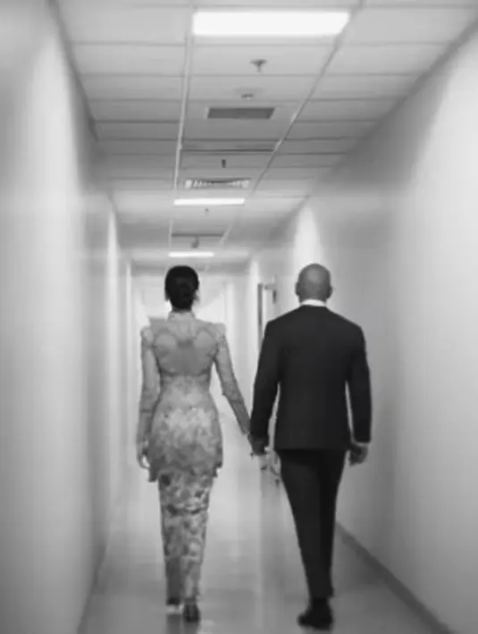 Deddy Corbuzier dan Sabrina Chairunnisa berjalan usai melangsungkan pernikahan pada 6 Juni 2022. Pernikahan ini menjawab unggahan pamit sementara yang dilakukan Deddy Corbuzier pada enam hari lalu. Ia menyatakan pamit di akun Instagramnya. (Instagram/sabrinachairunnisa)
