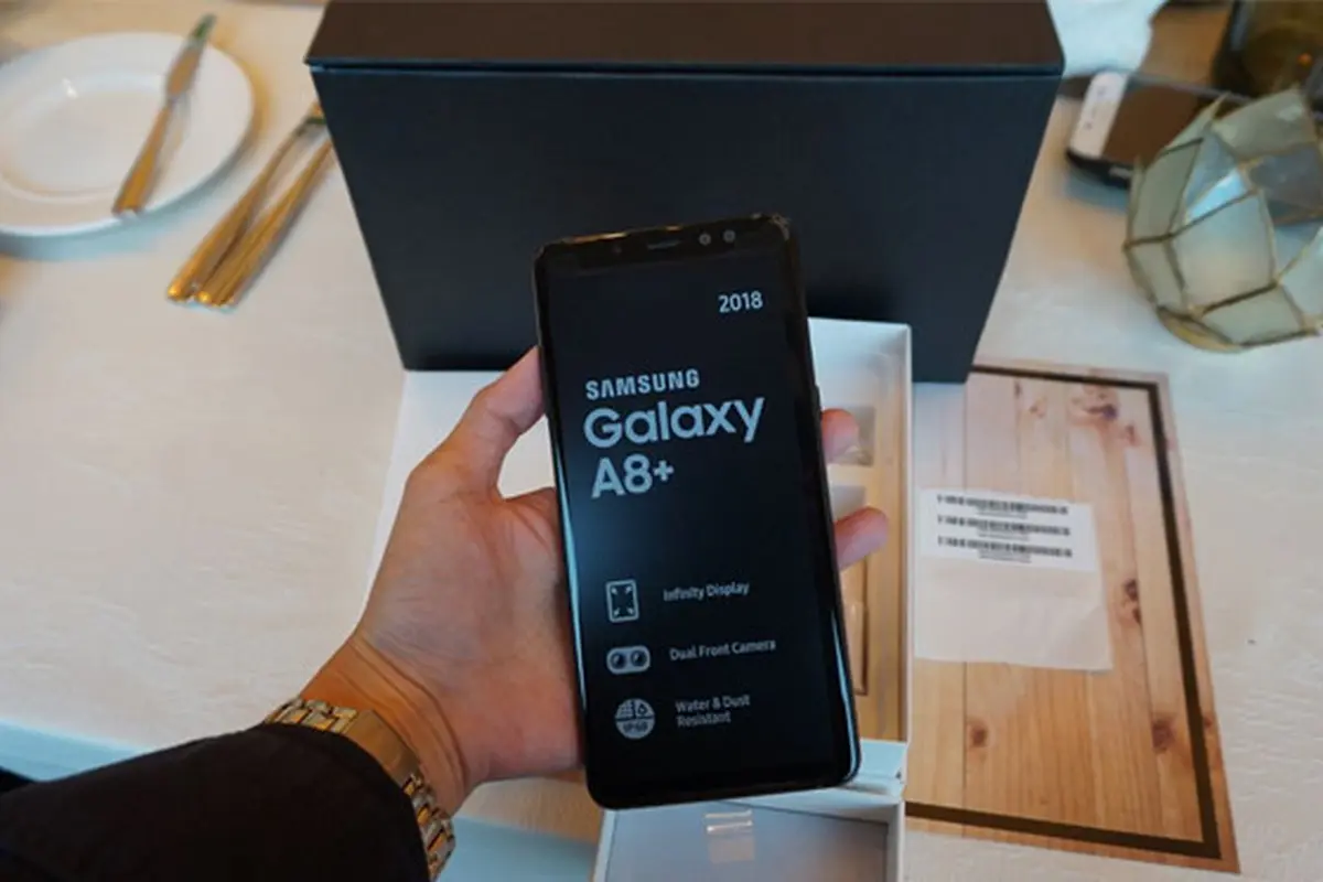 Tampilan depan Samsung Galaxy A8+. Liputan6.com/Agustin Setyo W