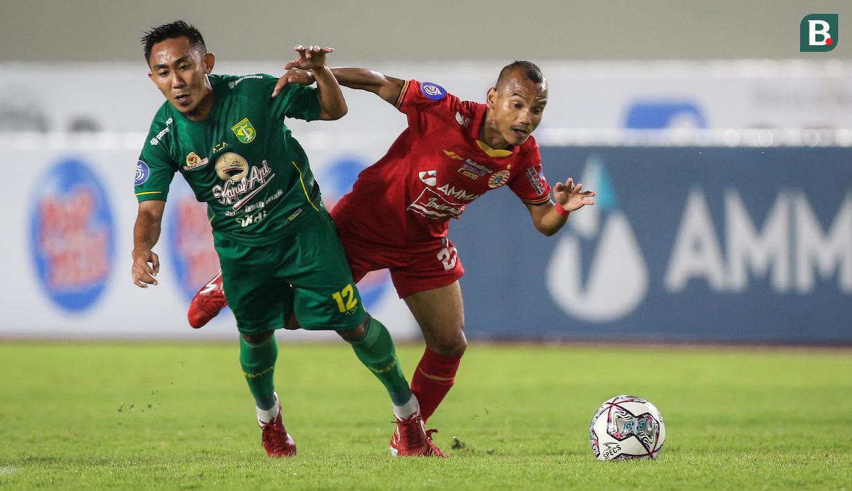 Riko Simanjuntak (kanan). Pemain sayap berusia 30 tahun ini kini memasuki musim keempatnya bersama Persija Jakarta sejak didatangkan dari Semen Padang Februari 2018. Bersama Persija di BRI Liga 1 2021/2022 ia telah mencetak 7 assist dari 21 laga yang dimainkan. (Bola.com/Bagaskara Lazuardi)