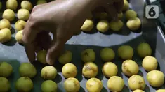 Pekerja menyelesaikan pembuatan kue kering skala rumah tangga Pusaka Kwitang di kawasan Senen, Jakarta, Rabu (13/4/2022). Pedagang mengaku terpaksa menaikkan harga jual kue kering Ramadhan akibat tingginya harga bahan baku. (Liputan6.com/Herman Zakharia)