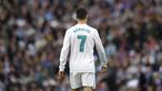 Bintang Real Madrid, Cristiano Ronaldo, tampak kecewa usai gagal mengalahkan Atletico Madrid pada laga La Liga Spanyol di Stadion Santiago Bernabeu, Madrid, Minggu (8/4/2018). Kedua klub bermain imbang 1-1. (AFP/Gabriel Bouys)