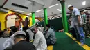 Jamaah Masjid Lautze saat shalat mahgrib berjamaah usai berbuka puasa bersama, Jakarta, Sabtu (11/6/2016). Selama bulan Ramadan, Masjid Lautzd gelar buka puasa bersama untuk warga setiap hari Sabtu. (Liputan6.com/Yoppy Renato)