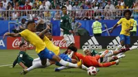 Proses terjadinya gol yang dicetak striker Brasil, Neymar, ke gawang Meksiko pada babak 16 besar Piala Dunia di Samara Arena, Samara, Senin (2/6/2018). Brasil menang 2-0 atas Meksiko. (AP/Frank Augstein)