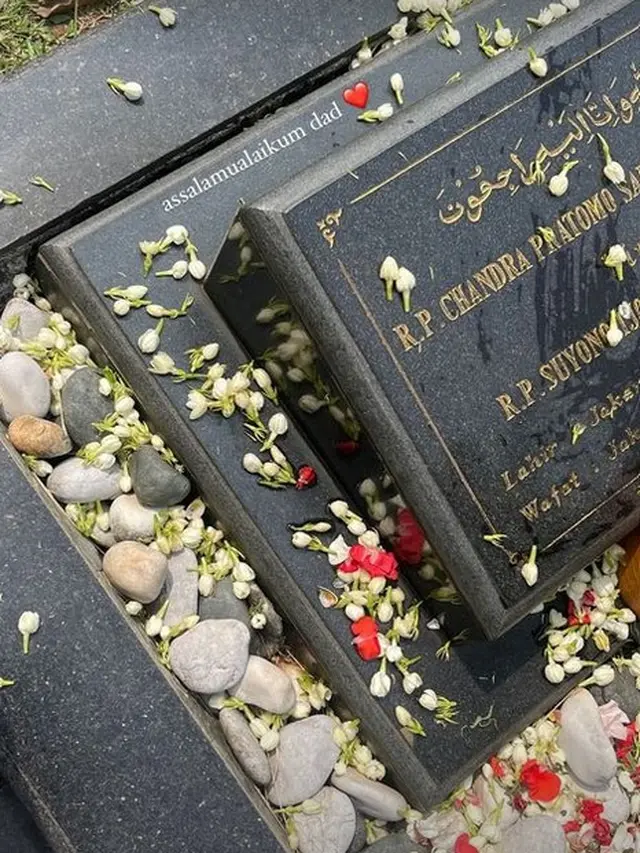 Thariq Halilintar dan Aaliyah mengunjungi makam Adjie Massaid. (Instagram/ aaliyah.massaid)