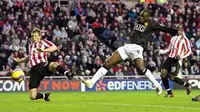 Louis Saha of Manchester United shoots past Sunderland&#039;s defenders to score their second goal in a Premier League match at The Sadium of Light in 26 December 2007. AFP PHOTO/ANDREW YATES
