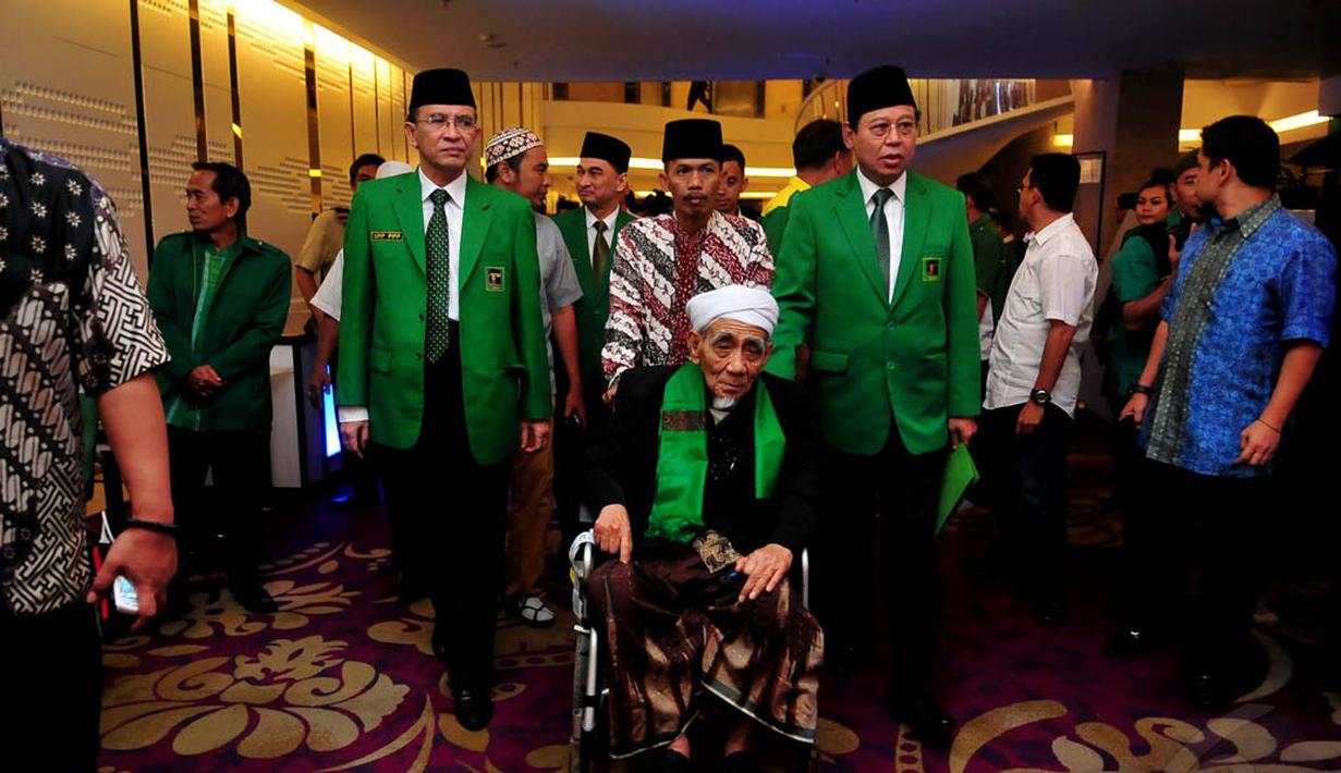 Tokoh senior PPP, Maimoen Zubair alias Mbah Moen (tengah) hadir dalam Mukernas I di Jakarta, Rabu (10/12/2014). (Liputan6.com/Johan Tallo)