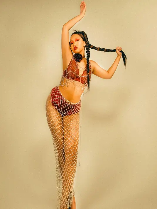 "Najaaaaa omg such a queen," tulis Marion. Tak sedikit yang memuji ekspresi berpakaian Nada yang kini berusia sekitar 21 tahun itu. [Instagram najandmm]