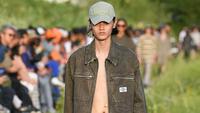 Rizal Rama memeragakan busana koleksi merek Etude di&nbsp;Paris Fashion Week 2023. (dok. Instagram @rizal_ramaa/https://www.instagram.com/p/CfFfHilqcvV/)