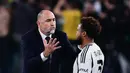 Pelatih baru Juventus, Igor Tudor, memberikan arahan kepada Weston McKennie, saat melawan Genoa, pada laga Liga Italia, di Allianz Stadium, Turin, Minggu (30/3/2025) dini hari WIB. (AFP/Marco Bertorello)