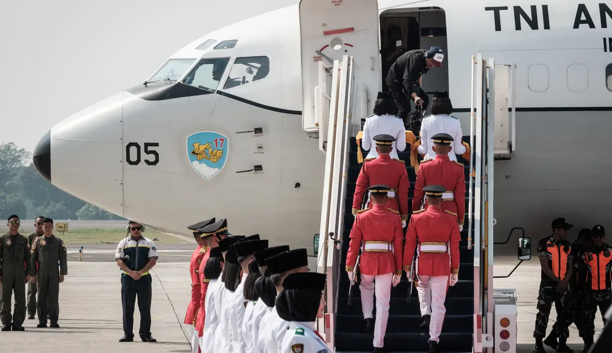 <p>Setibanya di Bandara Sepinggan nanti, bendera dan teks proklamasi akan dibawa ke Istana Negara di IKN melalui jalur darat. (Yasuyoshi CHIBA / AFP)</p>