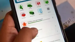 Warga melakukan transaksi digital sektor e-commerce di Jakarta, Rabu (20/7/2022). Potensi pasar bagi pelaku e-commerce di Indonesia sangat besar, menurut laporan We Are Social terdapat 204,7 juta pengguna internet di Tanah Air per Januari 2022. (merdeka.com/Imam Buhori)