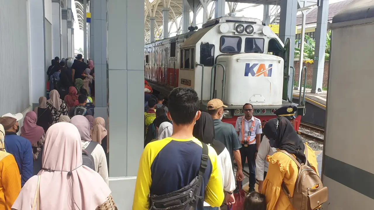 Pemudik arus balik lebaran 2023 via Stasiun Kereta Api Garut, Jawa Barat, membludak. Mereka rela berdesak-desakan di pintu masuk stasiun, sambil menunggu jadwal keberangkatan kereta. (Liputan6.com/Jayadi Supriadin)