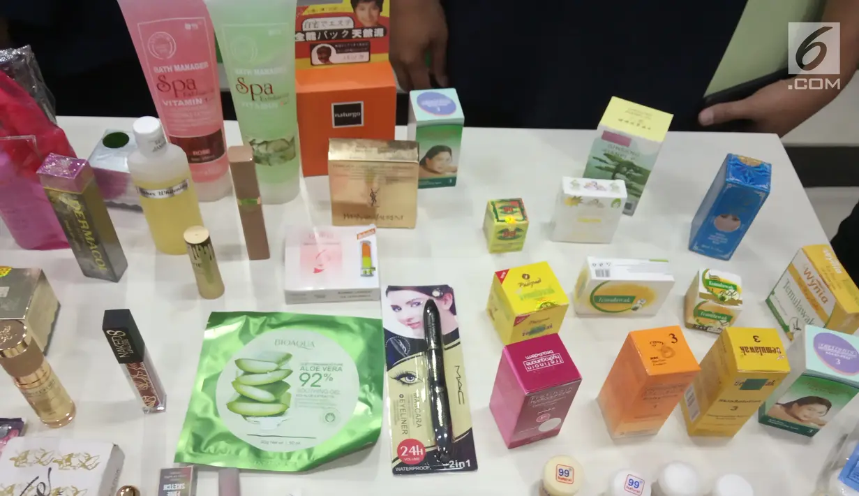 Kosmetik dan obat-obatan ilegal diperlihatkan saat rilis di Gorontalo, Senin (17/12). Kepala BPOM Gorontalo Yudi Noviandi menyatakan keseluruhan kosmetik ini disita dibeberapa toko kosmetik yang ada di Gorontalo. (Liputan6.com/Arfandi Ibrahim)