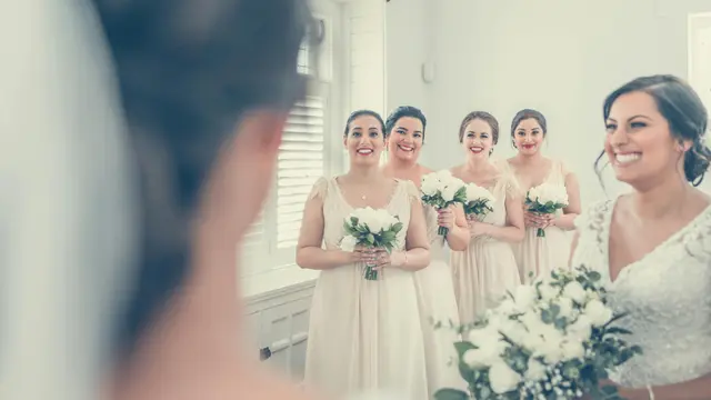 Cara berpakaian yang benar untuk tamu undangan