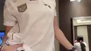 Jennifer Coppen tampil mengenakan jersey timnas away warna putih dipadukan celana denim hitam. Serta aksesori anting-anting emas dan kacamata hitamnya. [@jennifercoppenreal20]