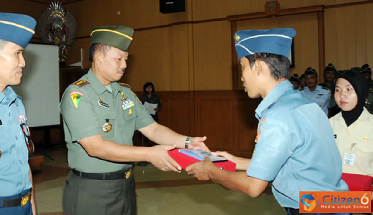 Citizen6, Jakarta: Danpusdikbangspes menutup Kursus Bintara Juru Video TNI 2011, di Balai Wartawan Puspen TNI, Mabes TNI Cilangkap Jakarta, Kamis (7/7). (Pengirim: Badarudin Bakri Badar) 