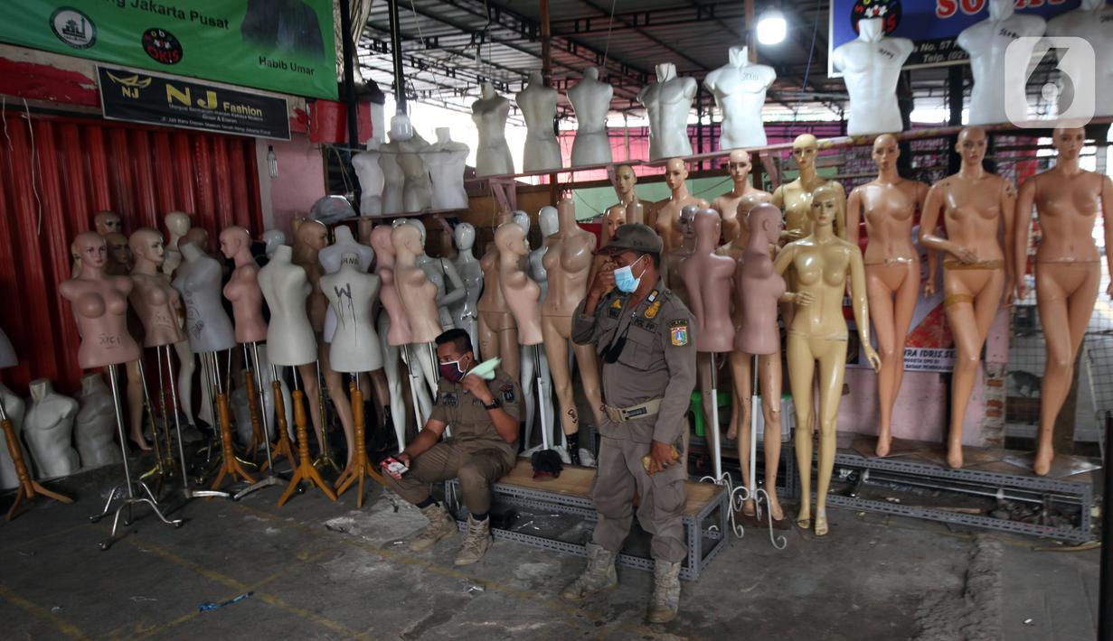 Petugas Satpop PP berjaga di kawasan Pasar Tanah Abang, Jakarta, Rabu (7/7/2021). Satpol PP melakukan penjagaan di seluruh Pasar Tanah Abang mengantisipasi pedagang yang membandel tetap berjualan saat diberlakukannya PPKM Darurat. (Liputan6.com/Angga Yuniar)