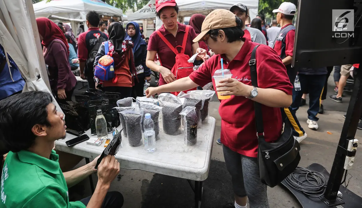 Warga berkunjung ke stand kopi pada acara Family Day Artha Graha Peduli (AGP) di Pasar Akhir Pekan SCBD, Jakarta, Minggu (25/11). Kegiatan ini merupakan rangkaian Hari Bakti dan Pelayanan Masyarakata. (Liputan6.com/Fery Pradolo)