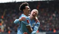 Erling Haaland merayakan gol keempat Manchester City bersama Nico O'Reilly saat menghadapi Liverpool di perempat final FA Cup di Etihad Stadium, Sabtu 4 April 2026. (AFP/Darren Staples)