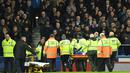 Gelandang Everton, Andre Gomes, dibawa keluar lapangan usai mengalami cedera usai dilanggar oleh penyerang Tottenham Hotspur, Son Heung-min, pada laga Premier League di Goodison Park, Minggu (3/11). Tekel tersebut menyebabkan Gomes mengalami patah kaki. (AFP/Oli Scarff)