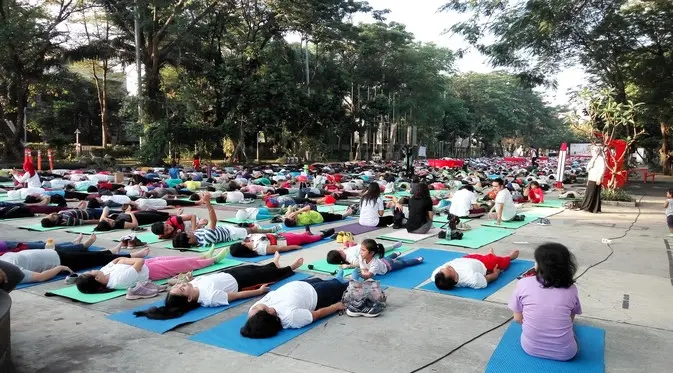 Beralaskan matras hijau muda, anak-anak sampai dewasa ikuti yoga bersama. (Foto: Liputan6.com/Fitri Haryanti Harsono)