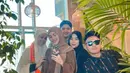 Ayu juga tampil dengan abay coklat, kali ini dipadukan kerudung pashmina dengan warna senada. Ia membawa sling bag coklat mini dari Hermes. [@ayutingting92]